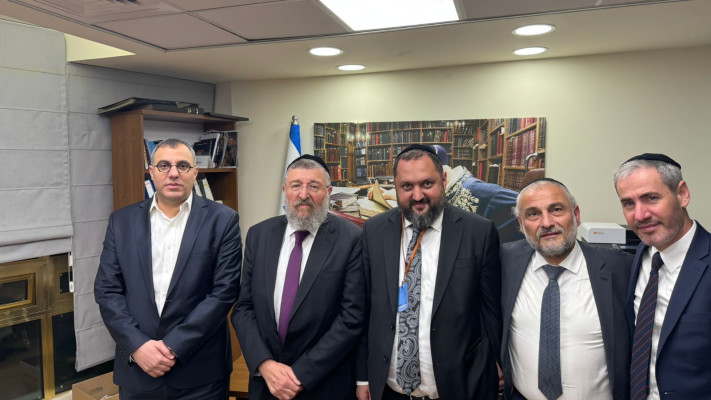 הרב זמיר איסייב (במרכז)