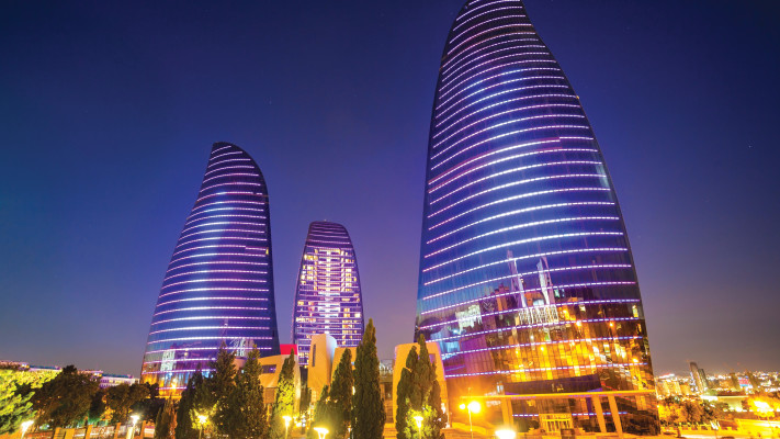 מגדלי הלהבה בלילה בבאקו