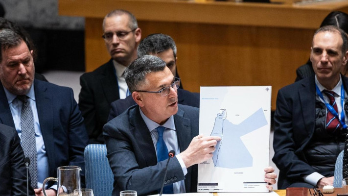 גדעון סער מציג במועצת הביטחון את מפת המנדט הבריטי