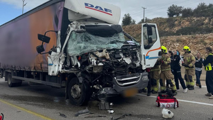 תאונת דרכים בין שתי משאיות בכביש 5 בסמוך למחלף פדואל