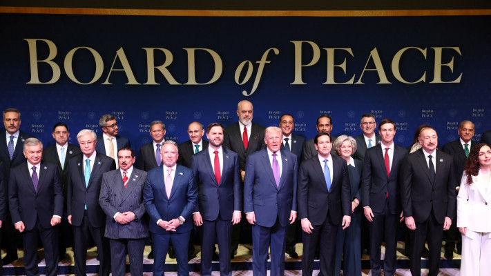 מועצת השלום המלאה בפגישה הראשונה, נציג ישראל גדעון סער מאחורה