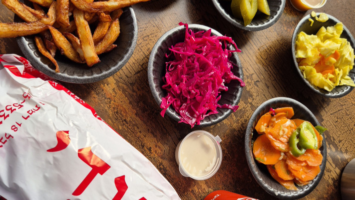 מנצח בצ'יפס, בסלטים ובאווירה, אבל מפסיד בשווארמה. אפנדי