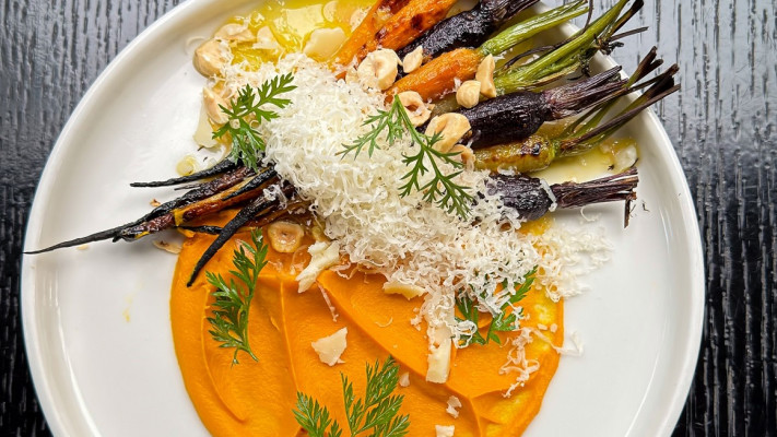 גזרים צבעוניים על קרם גזר חמאה חומה ומנצג'ו. סזאר