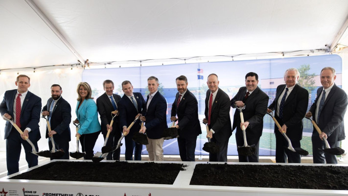 מיקי לוריא, אריק דימרקו, דניאל מירנדה, יחד עם מושל אינדיאנה ונציגים נוספים