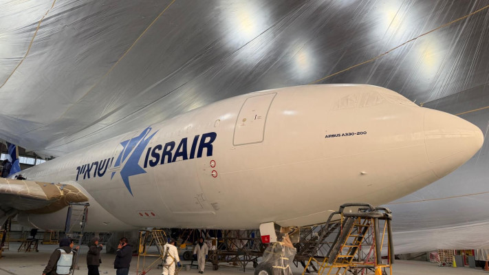 מטוס ישראייר בצביעה בהכנה לקראת בואו