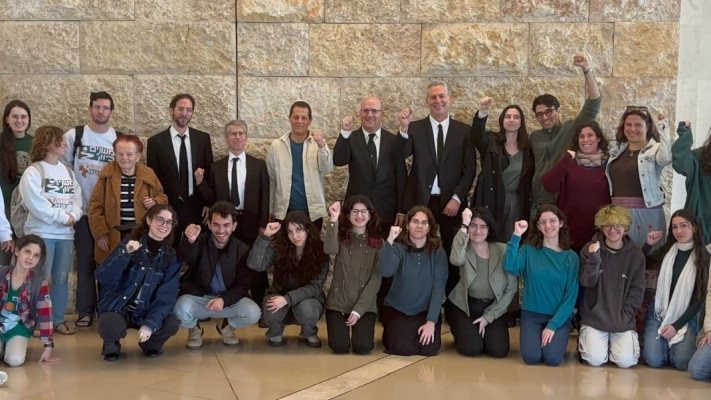 נציגי העותרים בפתח בית המשפט 