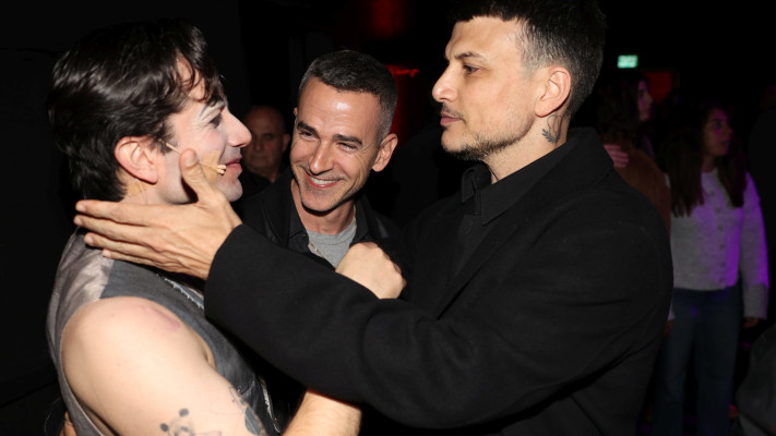רן דנקר, אסי עזר ואלברט אסקולה (צילום: אור גפן)