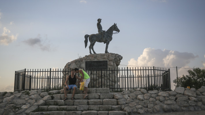 פסל אלכסנדר זייד בקרית טבעון