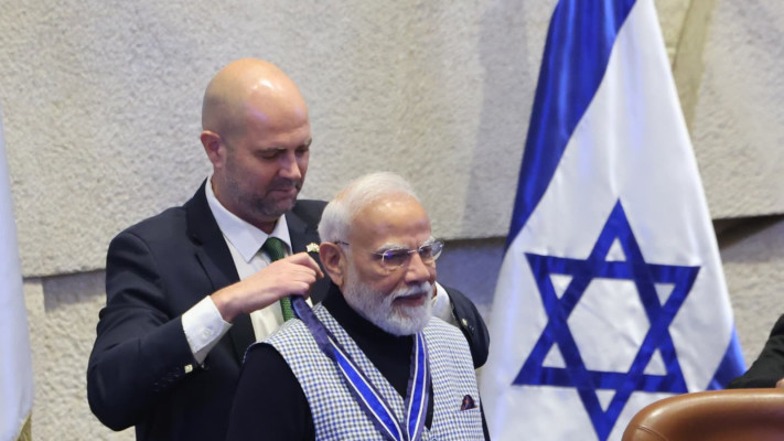 יו''ר הכנסת אמיר אוחנה מעניק לראש ממשלת הודו נרנדרה מודי את אות הכנסת