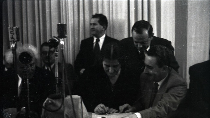 גולדה מאיר חותמת על מגילת העצמאות, 1948