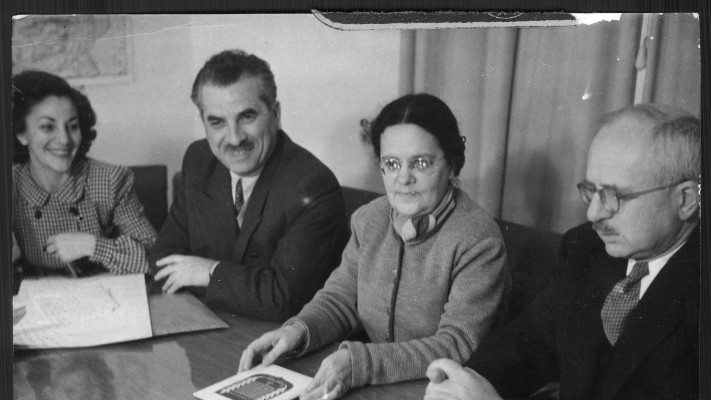 בבה אידלסון - שנייה מימין, יו''ר ועדת הסמל והדגל