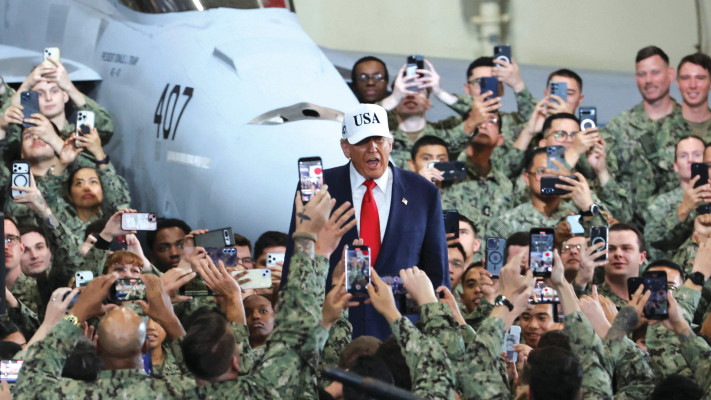 דונלד טראמפ על סיפונה של נושאת המטוסים ג'ורג' וושינגטון, 28.10.25