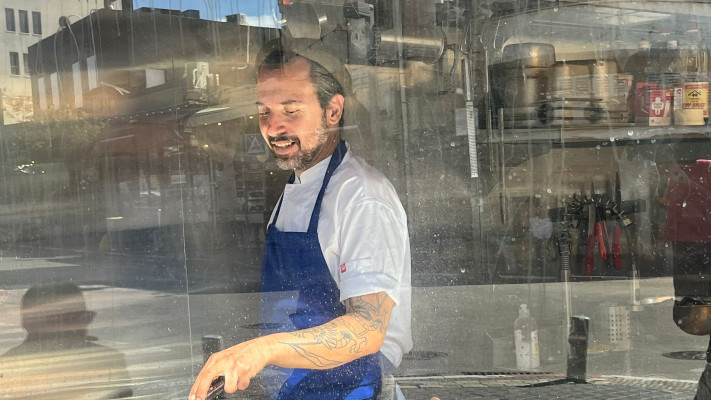 הירושלמית ביפו: גריל מאחורי ויטרינה שבה נשקף הנוף