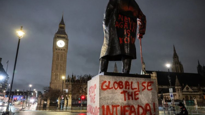 פסל ווינסטון צ'רצ'יל בלונדון הושחת במחאה פרו פלסטינית