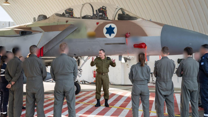 יצאנו מטומטמים. רב-אלוף אייל זמיר בביקור בבסיס חצרים לקראת מבצע ''שאגת הארי''