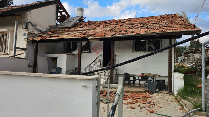 זירת ההרס אחרי הפגיעה בבית שמש 