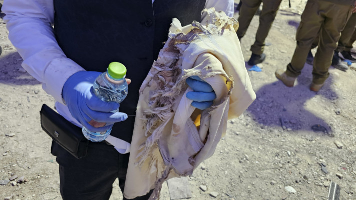 טלית ששרדה את פגיעת הטיל האיראני בבית הכנסת בבית שמש