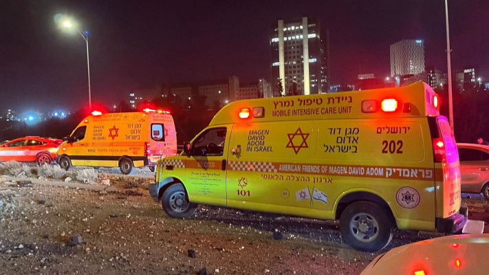 זירת נפילה הטיל בכביש באזור ירושלים