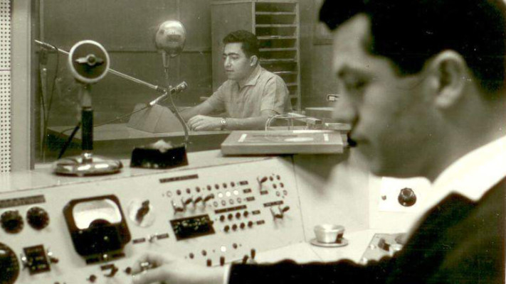 מנשה אמיר באולפן השידורים 1960