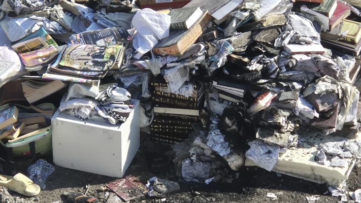 ערימה ספרי קודש בתוך הריסות הבית שנפגע מטיל ששוגר מאיראן