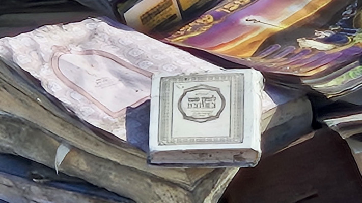 ערימה ספרי קודש בתוך הריסות הבית שנפגע מטיל ששוגר מאיראן