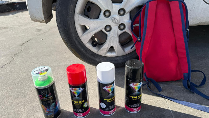 מכלי תרסיס הצבע שאותרו ברכבן של החשודות