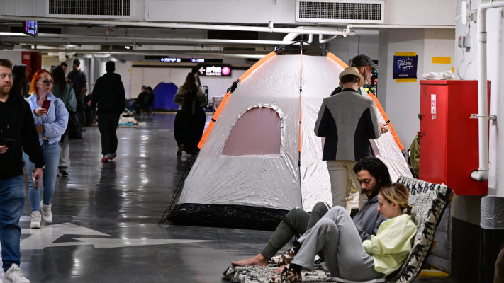 מקלטים, מרחב מוגן, ישראלים מתמגנים בחניון תת קרקעי בתל אביב