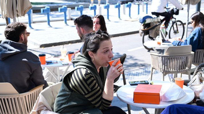 בתי קפה בתל אביב במלחמה עם איראן