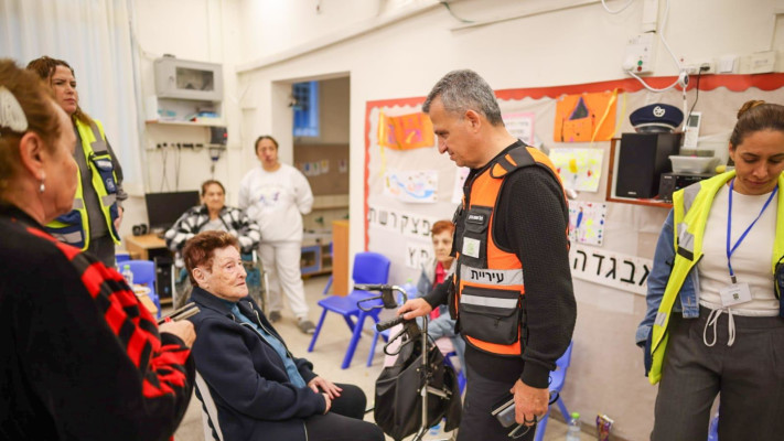 שאמה הכהן עם התושבים