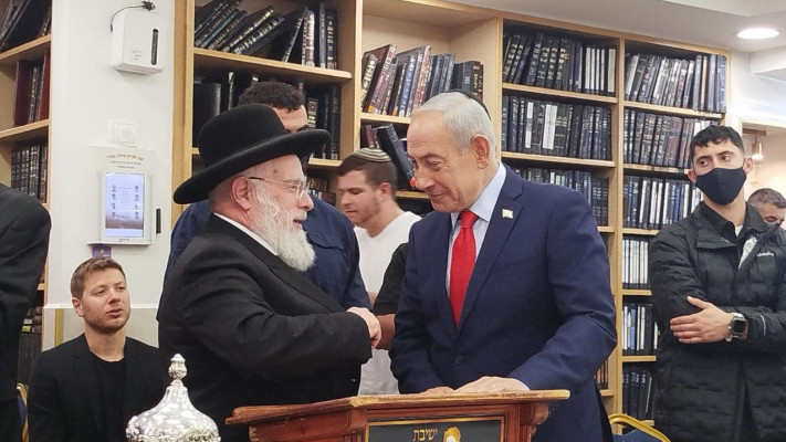 ראש הממשלה ובנו בביקור בבית כנסת (צילום: פרטי)