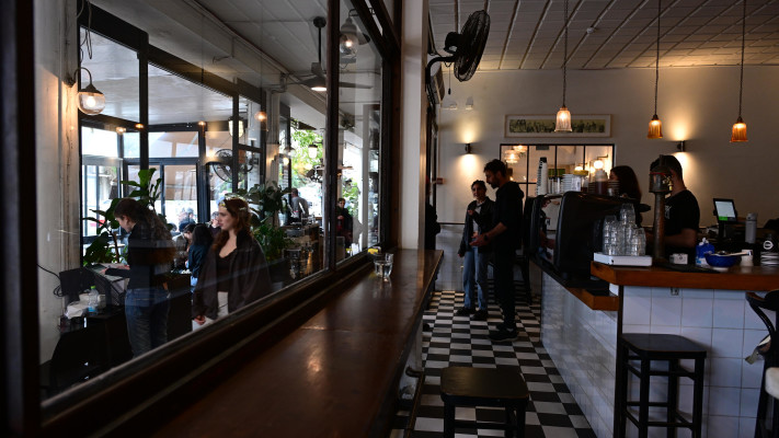 בית הקפה ''התחתית'' בתל אביב, ספג נזקים מהטיל האיראני