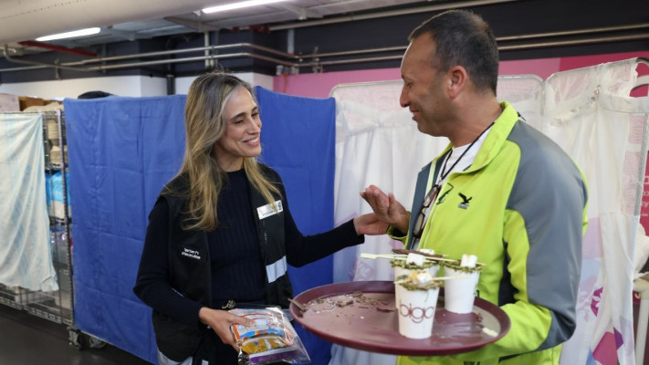 יאיר מלכה עם דוקטור מיכל מקל (צילום: אסף לוי)