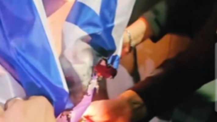 שריפת דגל ישראל בהפגנות בבריטניה, בעצרת לזכר חמינאי