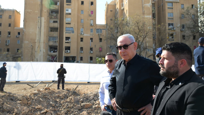 בנימין נתניהו בזירת נפילת הטיל האיראני בבאר שבע