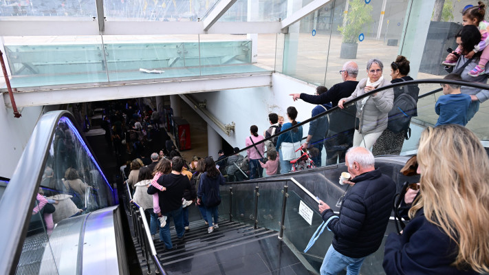 תושבים יורדים למרחב מוגן בקומות התחתונות של חניון הבימה