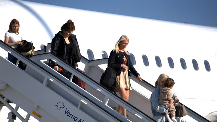 נוסעים עוזבים את דובאי בצל המלחמה מול איראן 