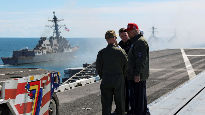 דונלד טראמפ מבקר בנושאת המטוסים ''ג'ורג' ה. וו. בוש''