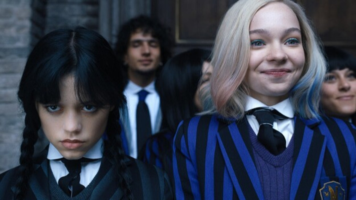 רימייק מוצלח למשפחת אדאמס. ג'נה אורטגה (משמאל) ב''וונסדיי''