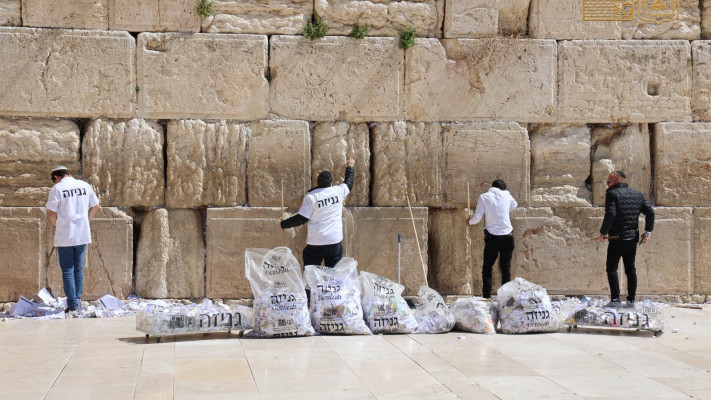 איסוף מאות אלפי הפתקים מהכותל המערבי