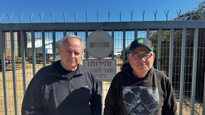 ישראל זיו (מימין), בעל חוות הלולים שאוים בפרוטקשן