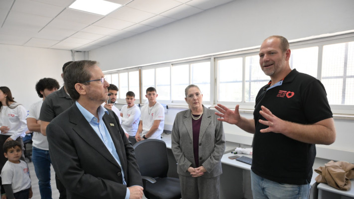 נשיא המדינה יצחק הרצוג בעמותת ''לב אחד''