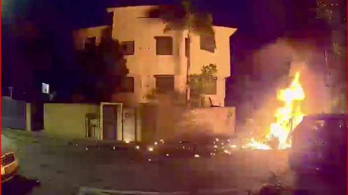 הסיכון לנזק ממש גדל. שריפה פרצה בבניין במרכז הארץ בעקבות נפילת שבר יירוט