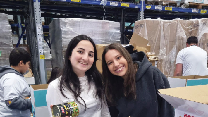 פאלומה זונאנה (משמאל)