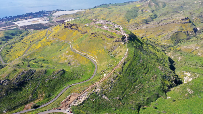 סוסיתא על רקע הכינרת במבט מהאוויר