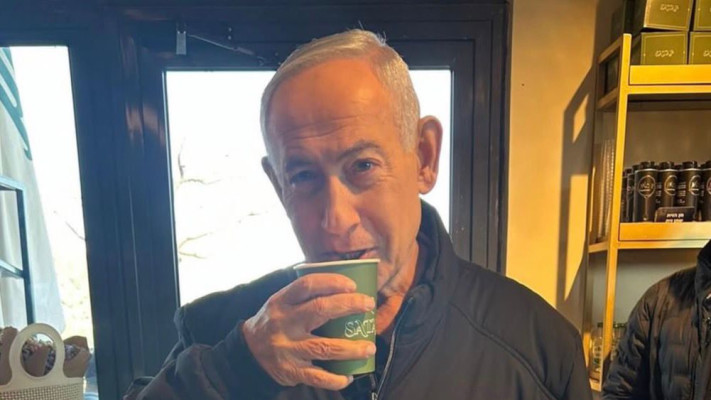 ראש הממשלה בבית הקפה