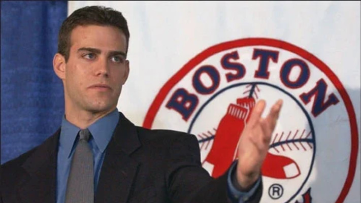 תיאו אפשטיין. ג'נרל מנג'ר בן 28 שמשנה קבוצה מקוללת לקבוצה מנצחת