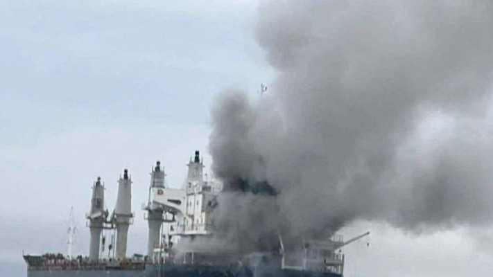 ספינה מעלה עשן במיצרי הורמוז