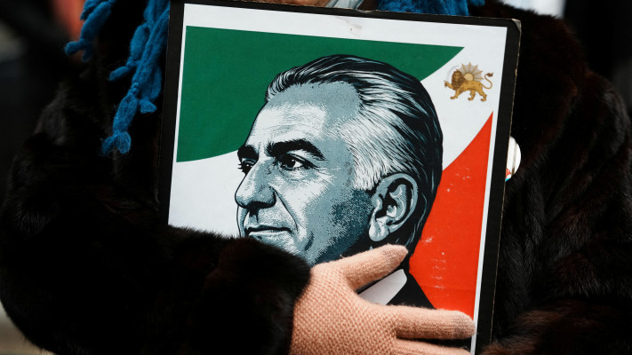 תמונה של רזא פהלווי בהפגנת תמיכה באזרחי איראן בניו יורק