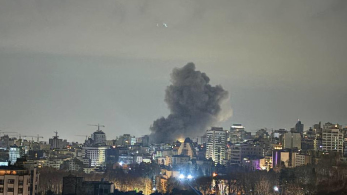 פטריית עשן עולה מעל טהרן