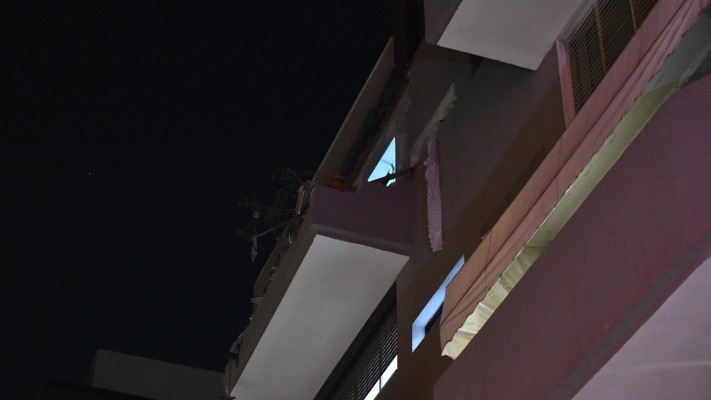 מרפסת דירתם של הזוג אשר נהרג ברמת גן בעקבות פגיעת הטיל האיראני